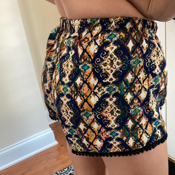 Light weight girls patterned shorts with embroidered tassel trim. Size small - Picture 2 of 7